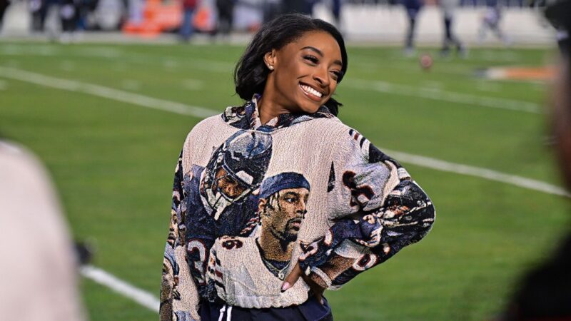 Simone Biles sports custom Jonathan Owens outfit to Bears’ final home game