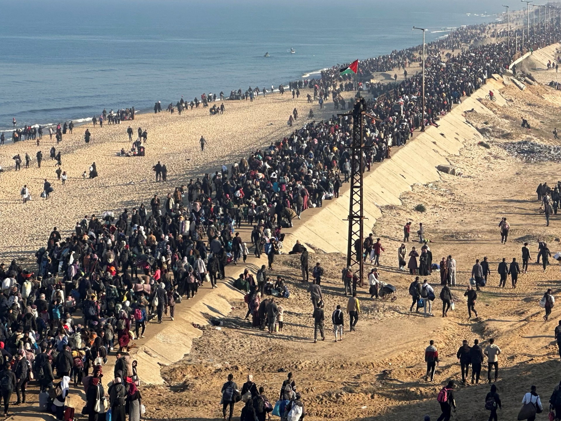 Long walk home: Palestinians march on foot to north Gaza | Israel-Palestine conflict News