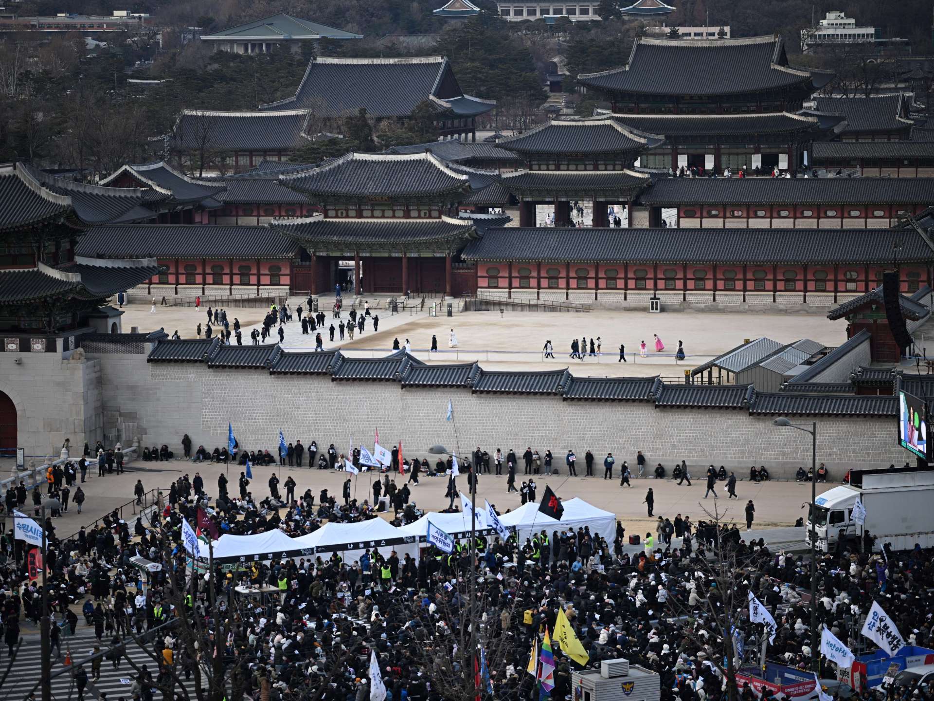 Rival camps protest in South Korea as authorities press for Yoon’s arrest | Politics News