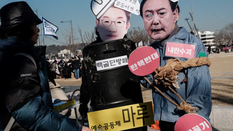 Thousands protest in South Korea as Yoon resists second arrest attempt | Politics News