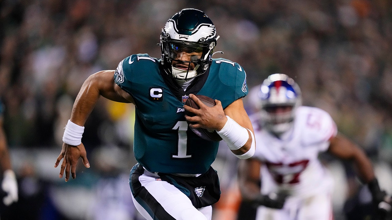 Eagles’ Jalen Hurts, dealing with concussion, takes step forward for potential playoffs return