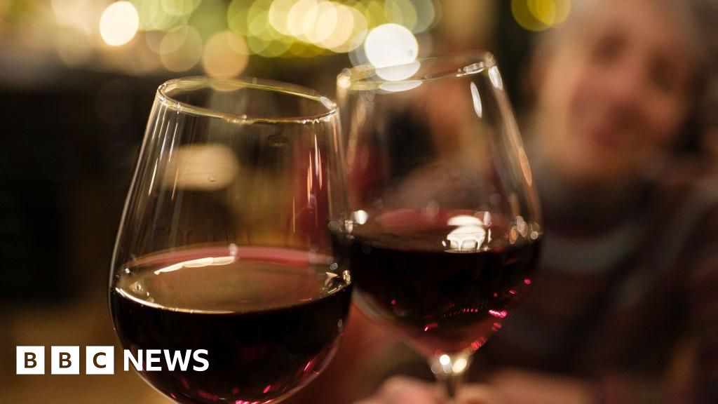 US surgeon general calls for cancer warnings on alcoholic drinks